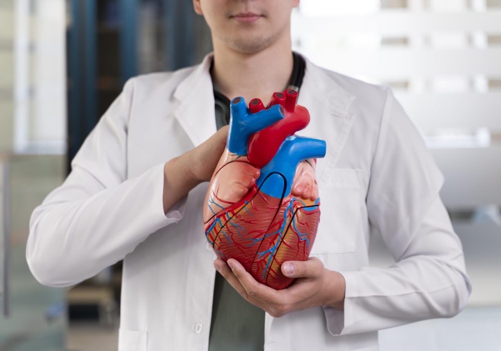 estudiante-masculino-practicando-medicina